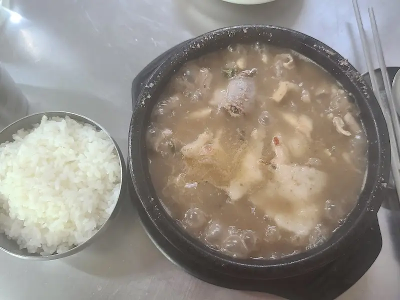 순대국밥의 푸짐한 건더기