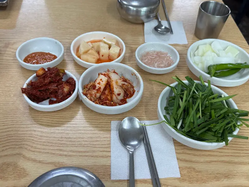 정갈하게 담겨 나온 밑반찬들