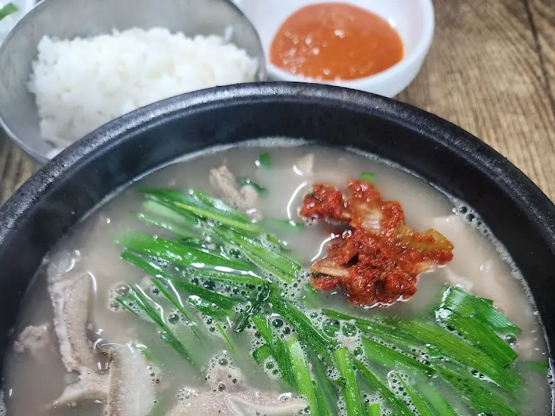 다진 마늘과 고추가 곁들여진 순대국밥
