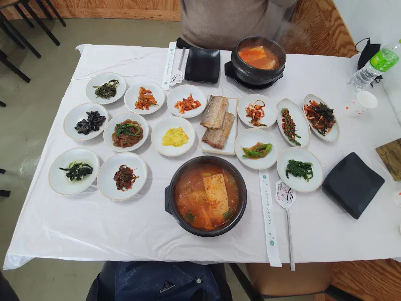 푸짐하게 차려진 갈치정식 한 상 차림