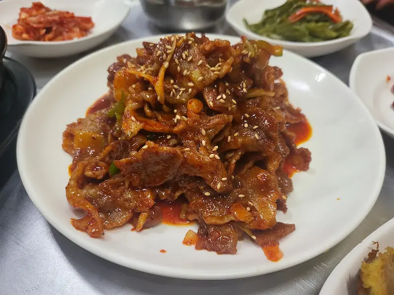 윤기가 흐르는 돼지 두루치기