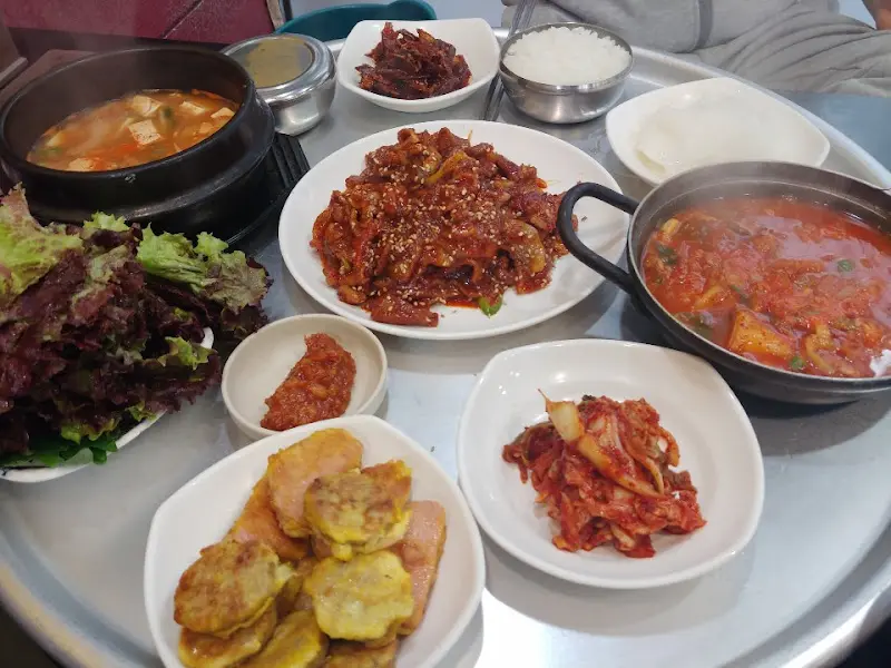 쌈 채소와 함께 즐기는 두루치기