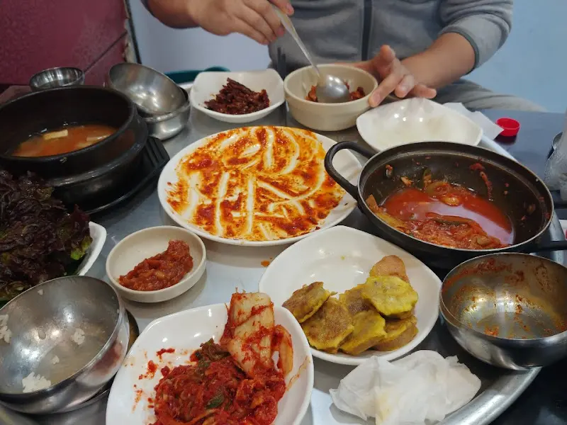 깨끗하게 비워진 접시