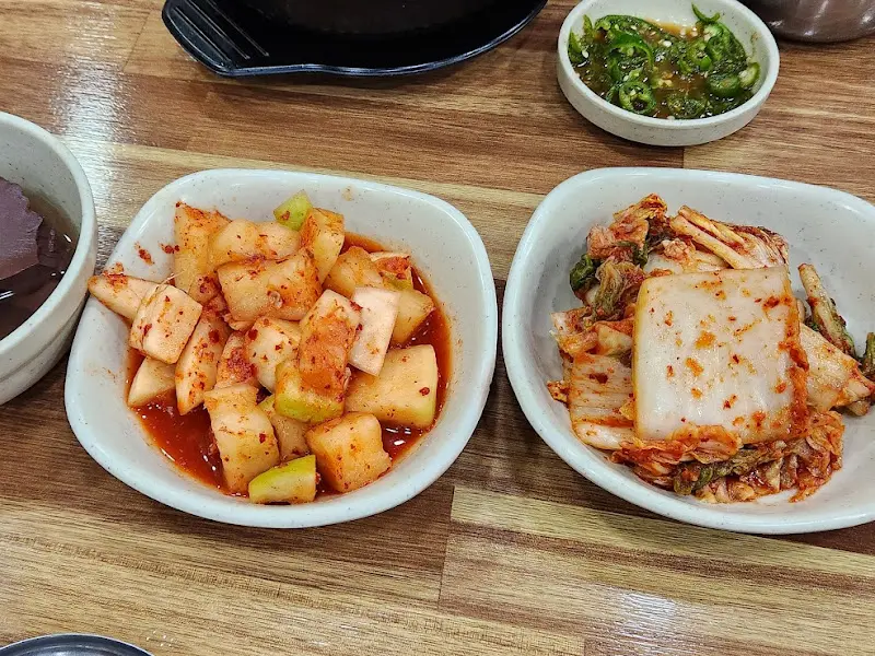 잘 익은 깍두기와 김치