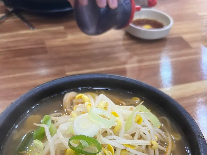 취향에 따라 고추기름을 넣어 먹으면 더욱 얼큰하게 즐길 수 있다.