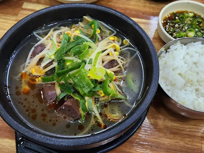 밥 한 공기를 말아 깍두기와 함께 먹으면 꿀맛