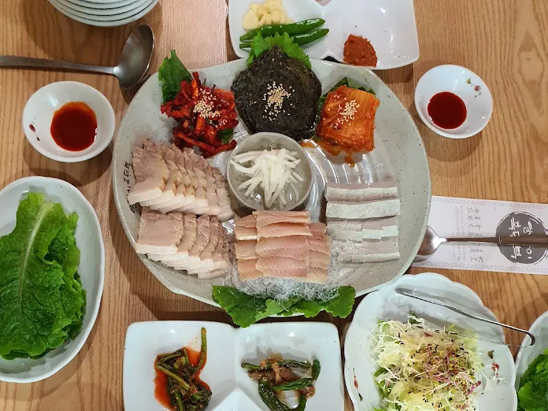 흑두부보쌈 한상차림