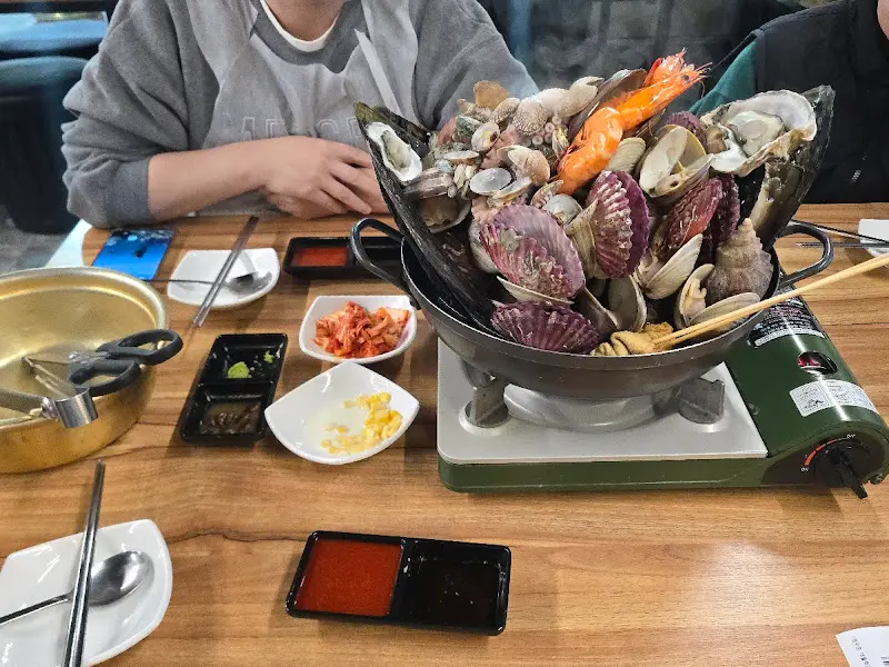 한 상 가득 차려진 조개찜