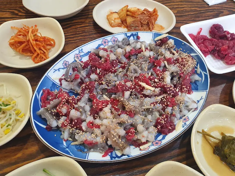 다양한 밑반찬과 산낙지 탕탕이