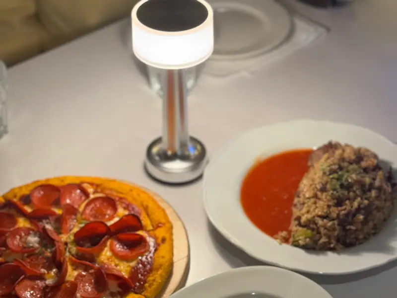 테이블 위 페퍼로니 피자와 소 불고기 필라프