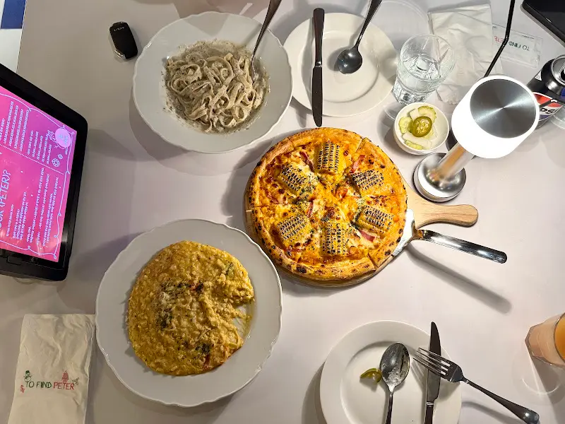 테이블 전체 샷, 다양한 메뉴들이 놓여있다