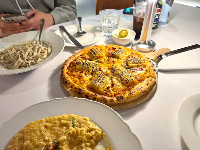 테이블 위 음식 전체 샷