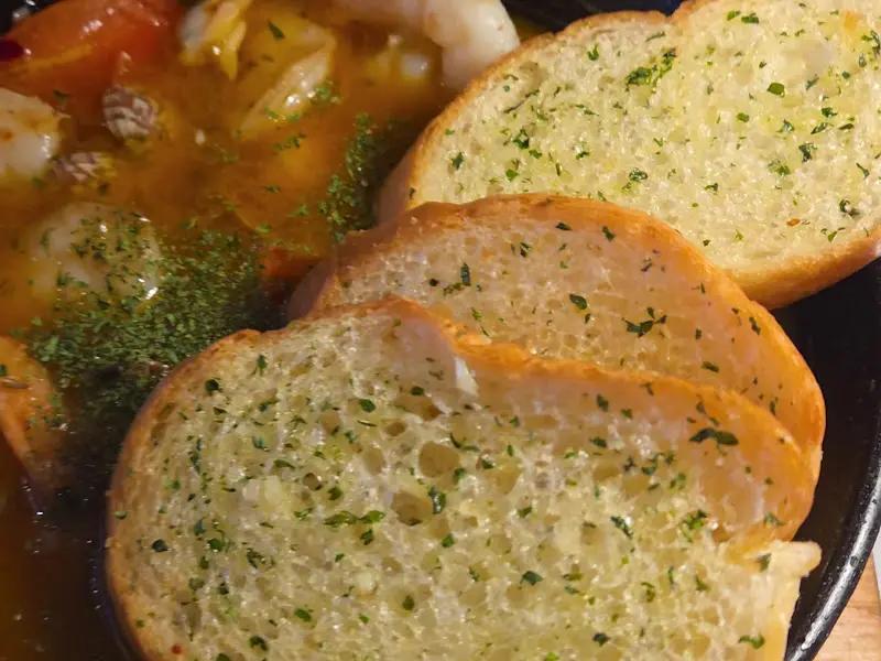 해산물과 마늘빵이 함께 나오는 메뉴