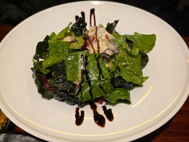 발사믹 드레싱이 뿌려진 샐러드