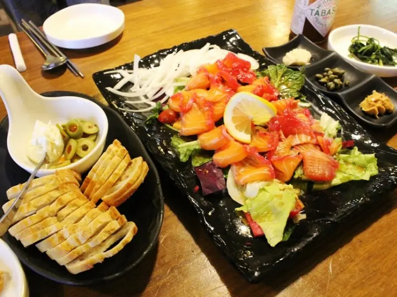 연어 그라브락스와 곁들여 먹는 바게트