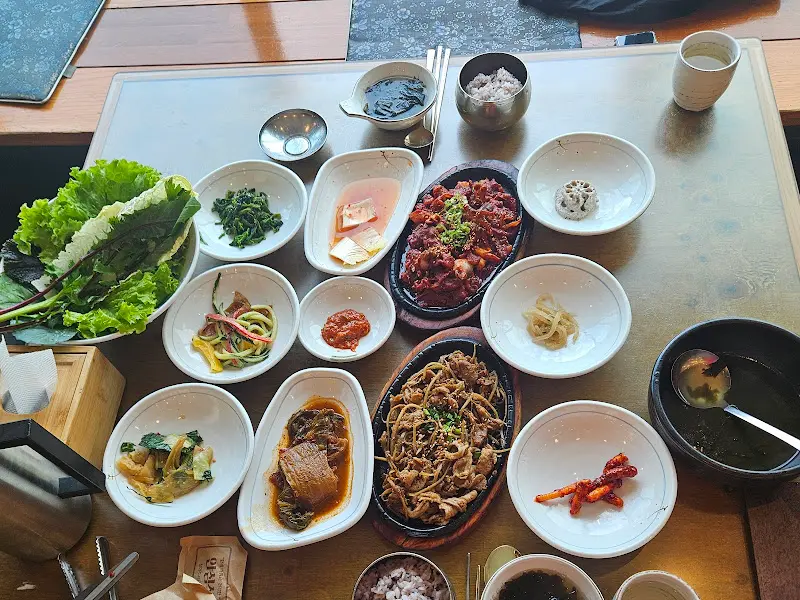 푸짐하게 차려진 쌈밥 정식 한 상