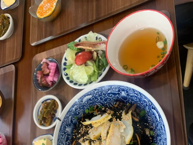 불고기 덮밥과 정갈한 반찬들