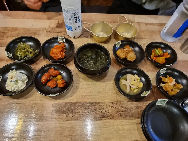 정갈한 밑반찬 세팅