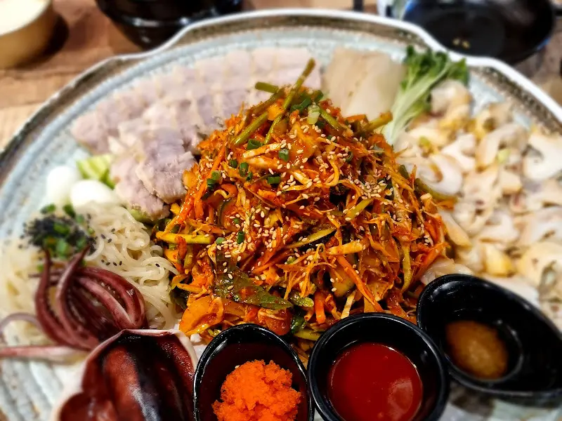 다채로운 색감의 골뱅이보쌈