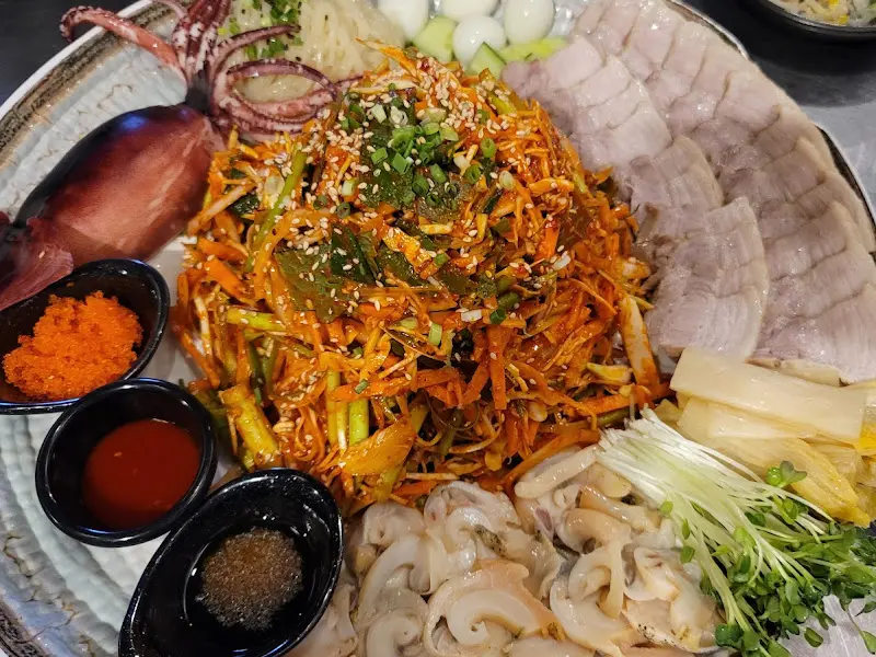 골뱅이무침의 매콤한 비주얼