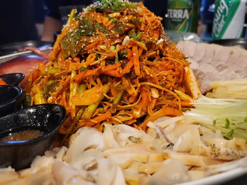 푸짐한 양의 골뱅이보쌈