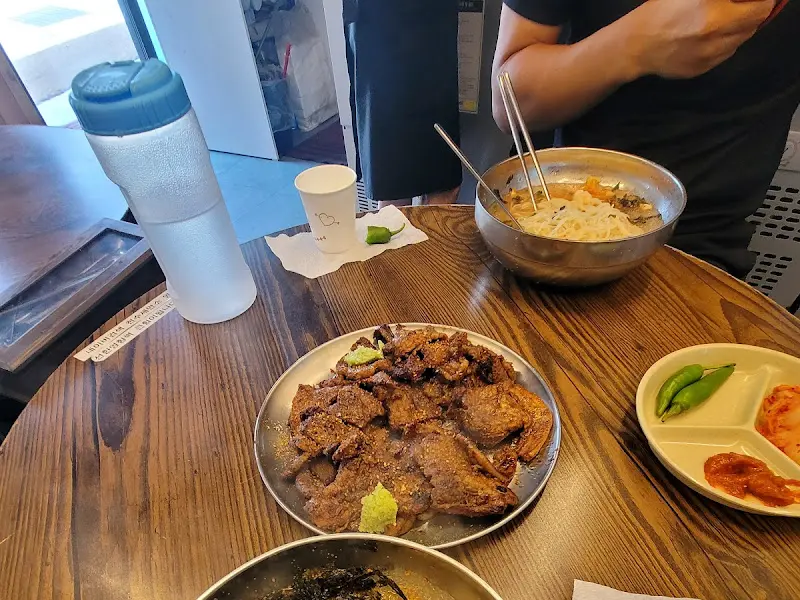 한 상 가득 차려진 잔치국수와 돼지갈비