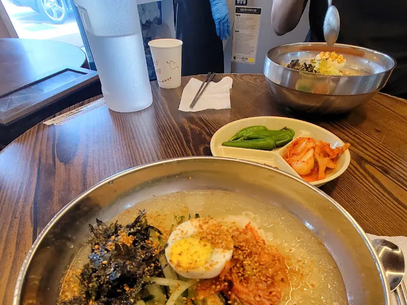 테이블 가득 차려진 음식