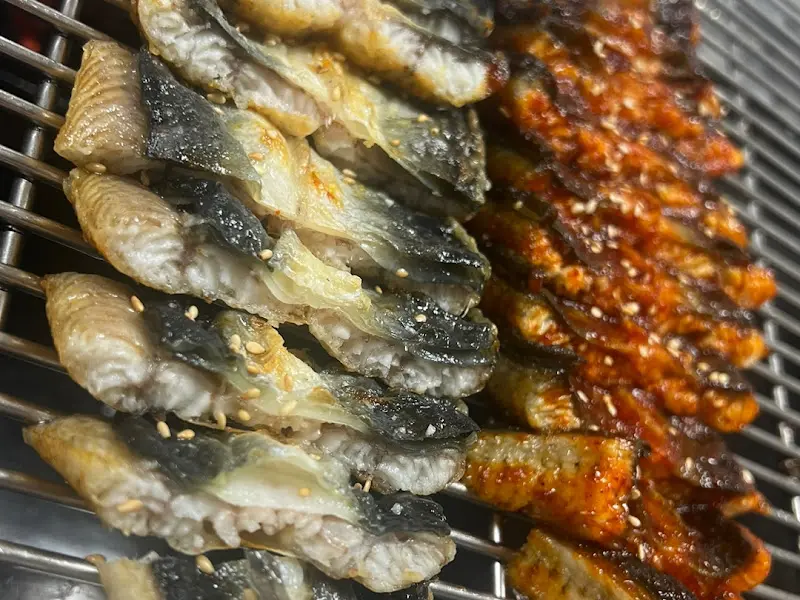 숯불 위에서 노릇하게 구워지는 장어