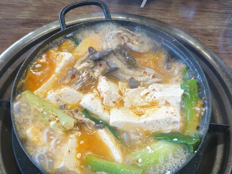 보글보글 끓고 있는 얼큰한 두부전골