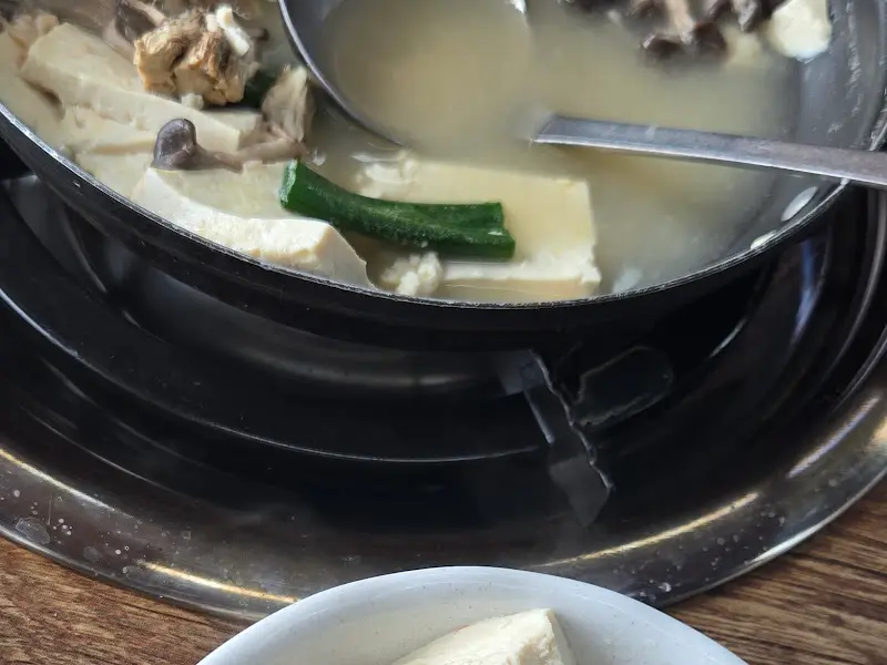 두부전골 속 푸짐한 두부와 채소