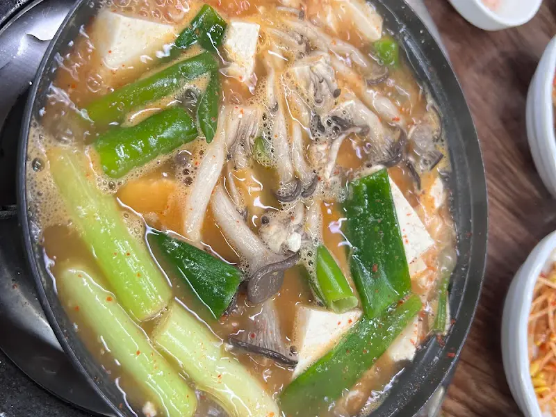 두부, 버섯, 야채가 어우러진 두부전골의 클로즈업 샷