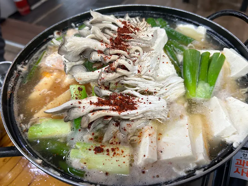 다진 양념이 얹어진 두부전골의 모습