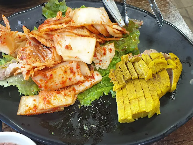 수육과 김치의 조화로운 모습