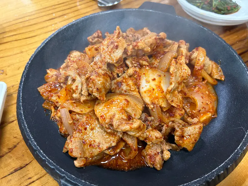 매콤하게 볶아진 돼지고기 볶음