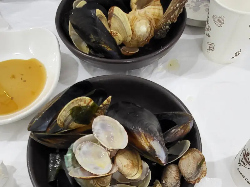 싱싱한 조개가 가득 담긴 미역국