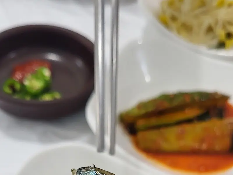 정갈하게 담겨 나온 밑반찬