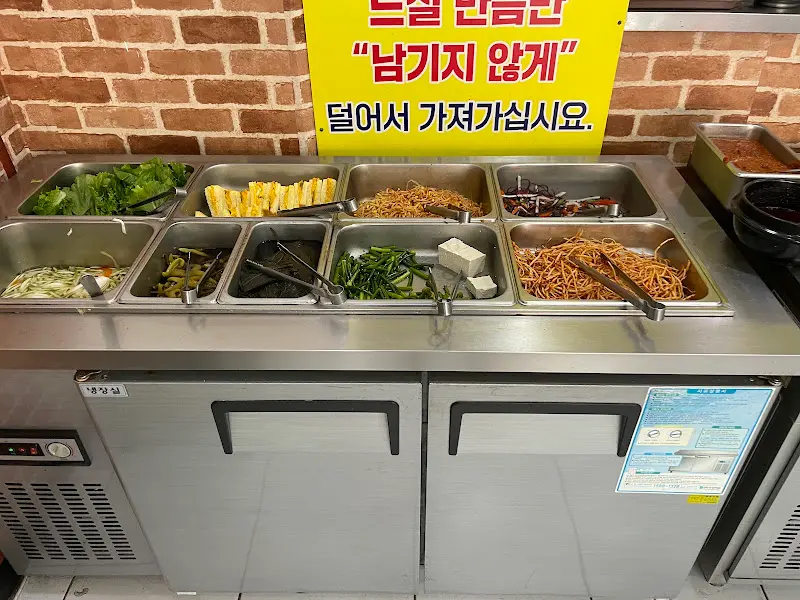 다양한 반찬이 놓인 뷔페 코너