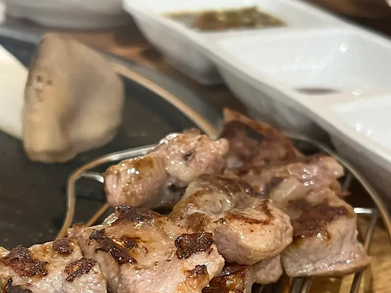 불판 위에서 맛있게 구워지는 뒷고기