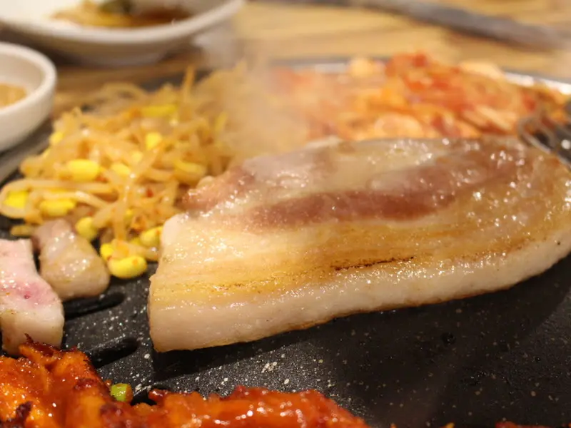 불판 가득 구워진 삼겹살과 꼬들살