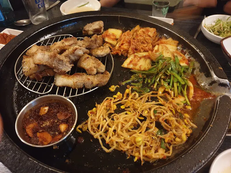 다채로운 곁들임과 함께 즐기는 제주 흑돼지