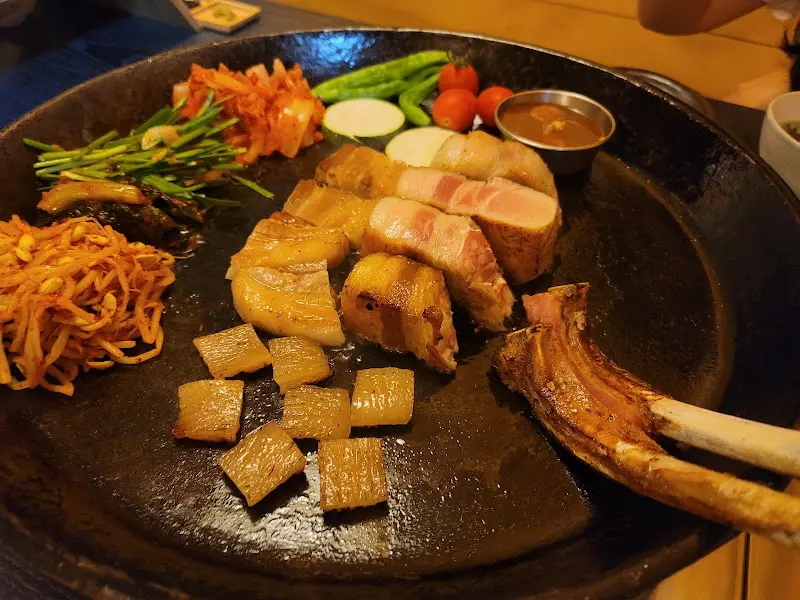 다양한 곁들임과 함께 구워지는 돼지고기