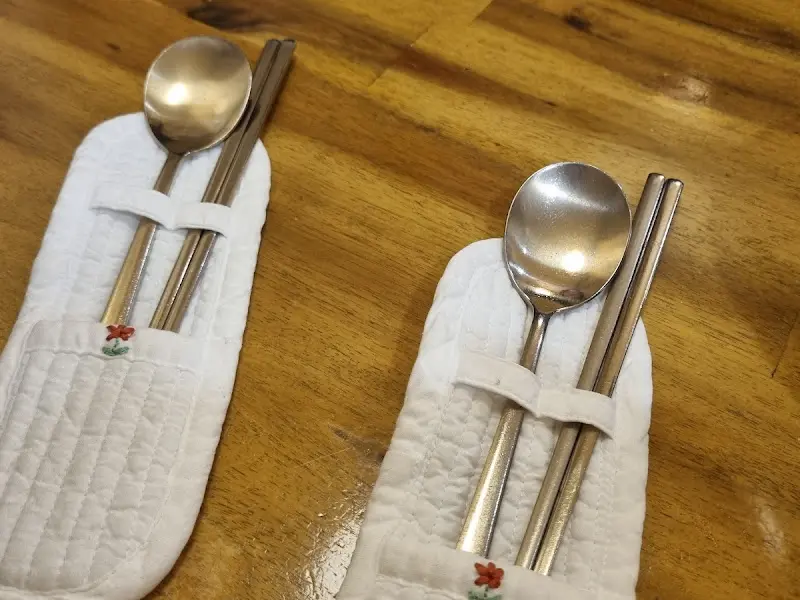 정갈하게 놓인 수저