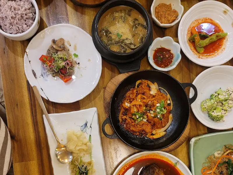 다채로운 반찬들이 놓인 테이블