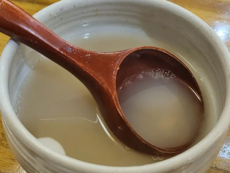 숭늉이 담긴 그릇과 숟가락