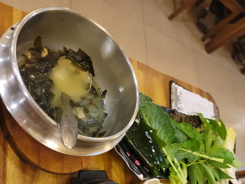 시락국이 담긴 뚝배기와 쌈 채소