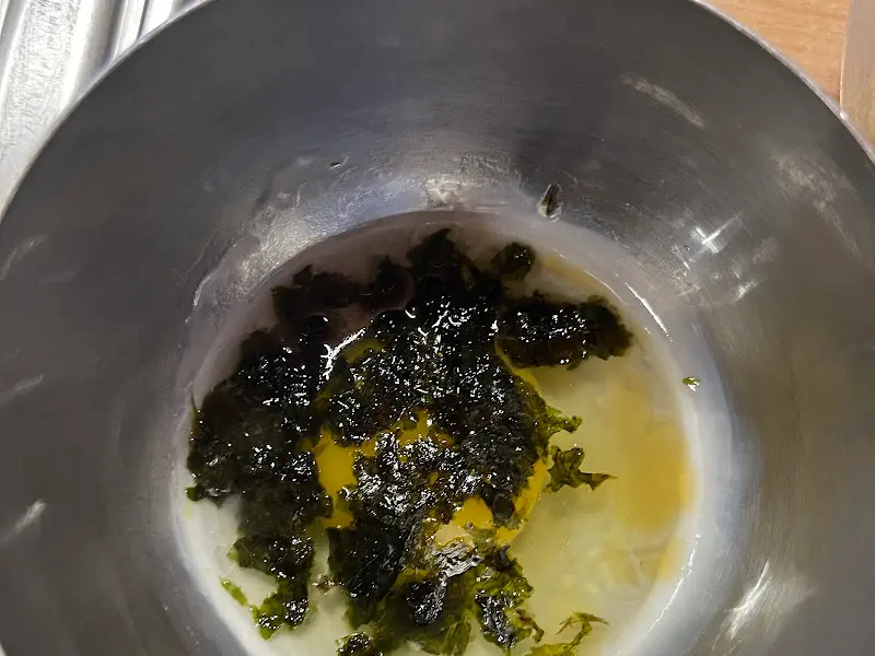 김이 담긴 그릇