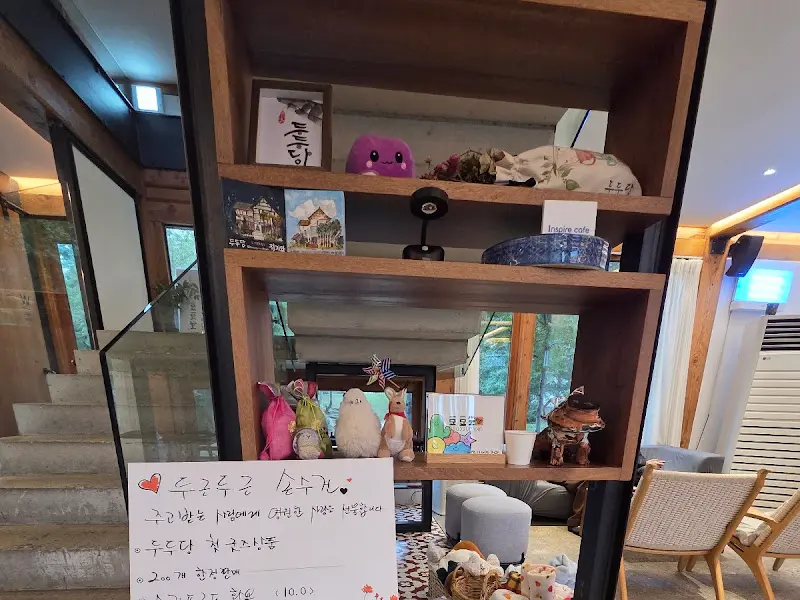 계단 옆 아기자기한 장식장