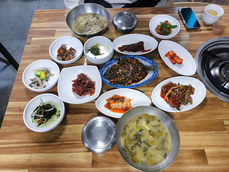 홍덕식당 백반 한 상 차림