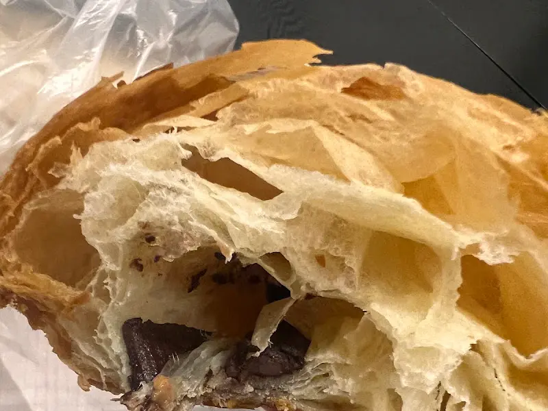 초콜릿이 가득한 빵의 단면