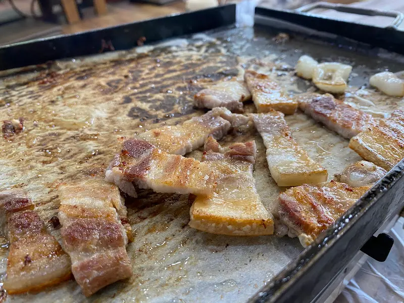 노릇노릇 익어가는 삼겹살